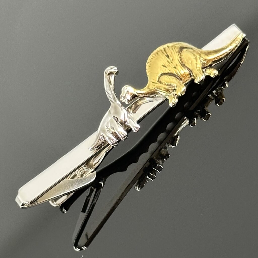 Srebrna częściowo pozłacana spinka do krawatu