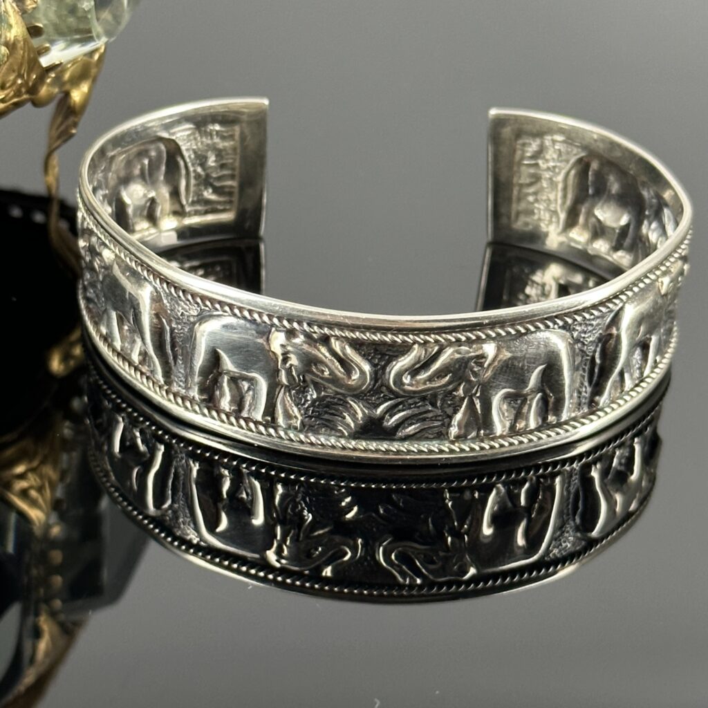 Srebrna bransoletka ze słoniami