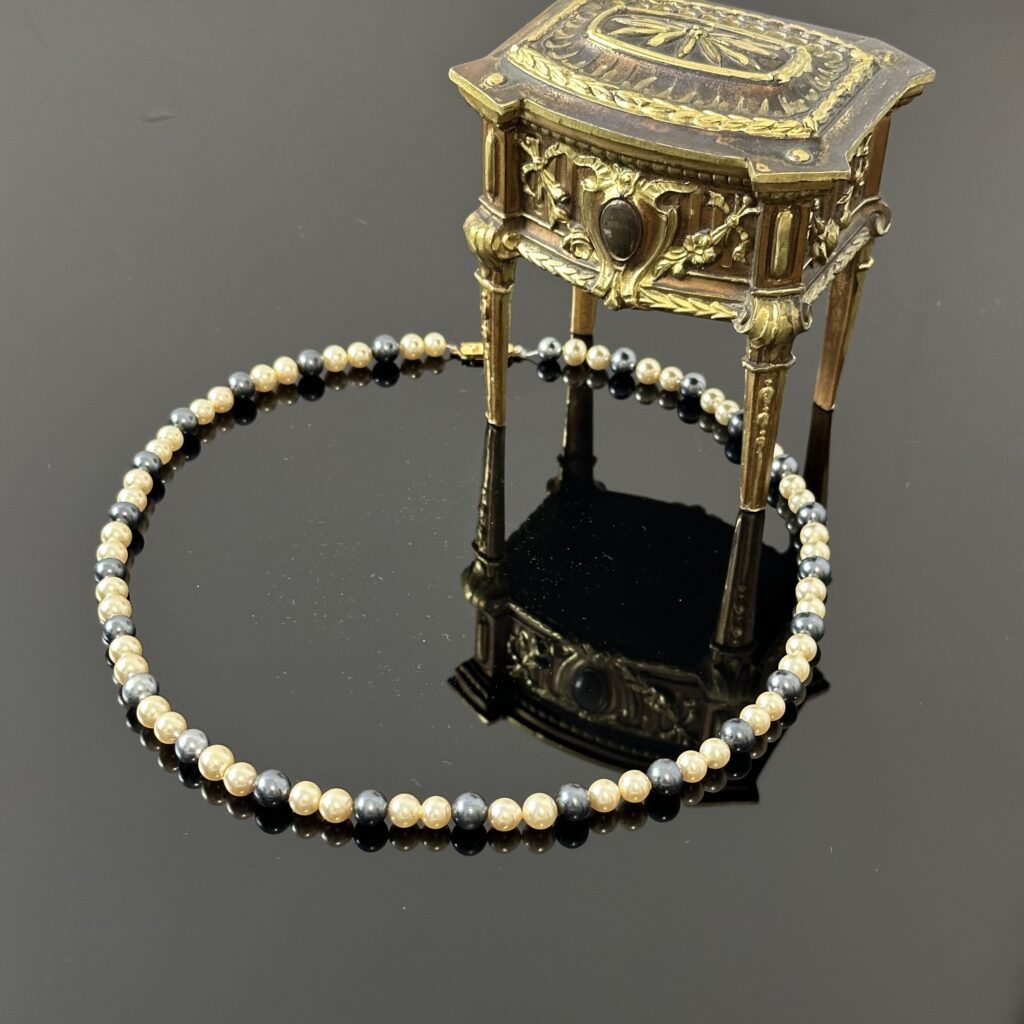 Naszyjnik z pereł kremowych i hematytu