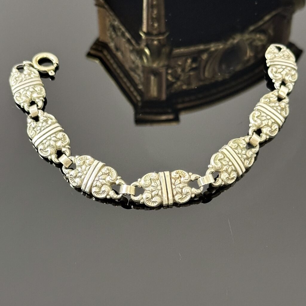 Secesyjna bransoletka z powtarzalnymi motywami