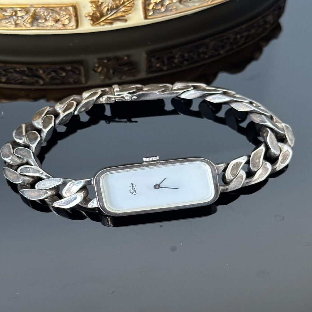 Srebrny zegarek damski z bransoletą „Quinn”