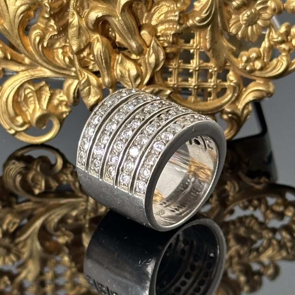 Srebrny pierścionek model Cartier