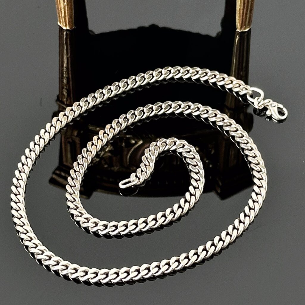 Srebrny gruby łańcuch