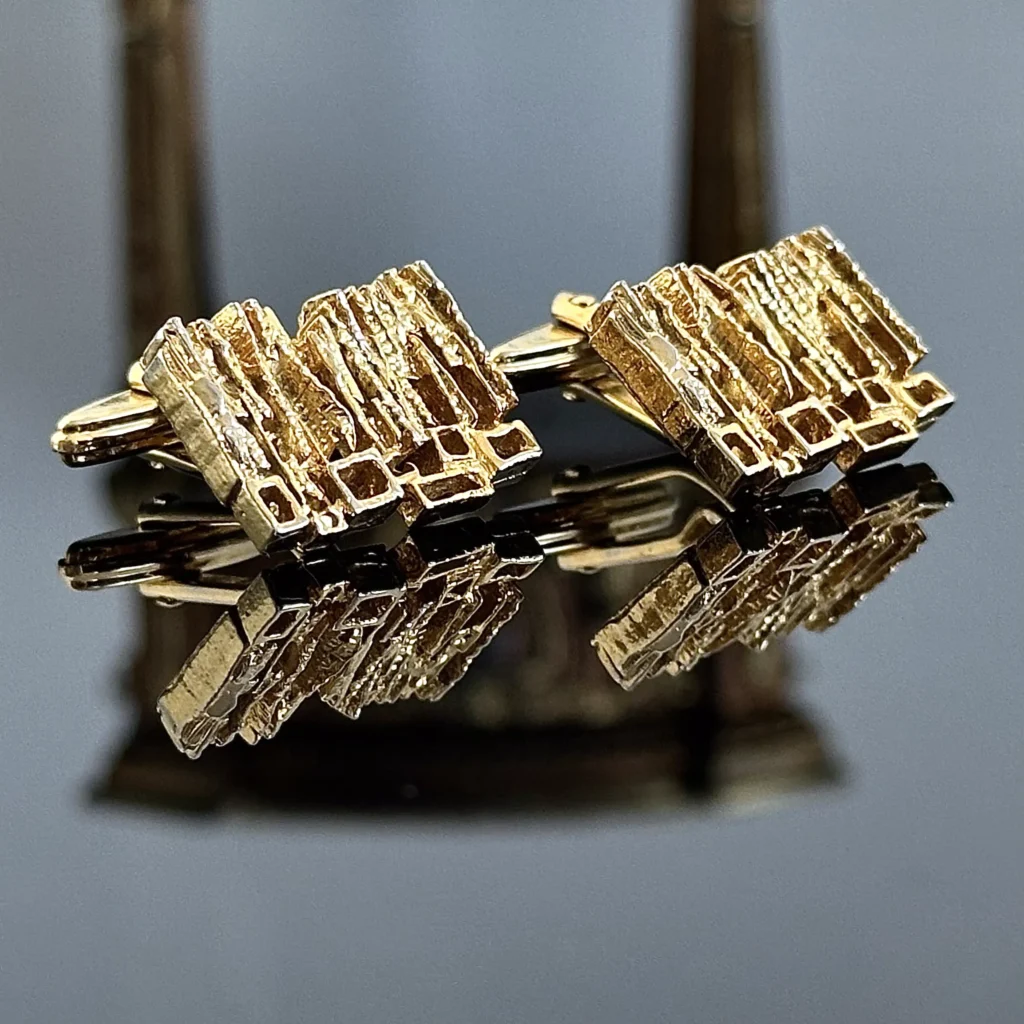 Złote spinki do koszuli