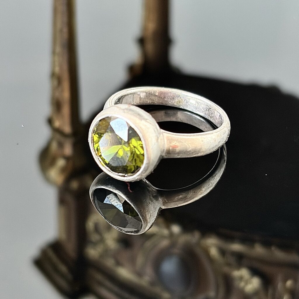 Srebrny pierścionek z oliwinem