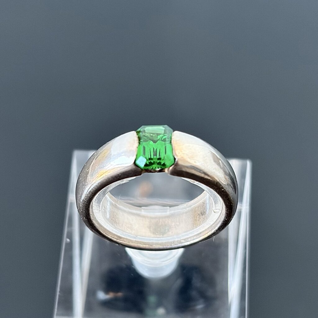 Srebrny pierścionek z kamieniem szmaragdowym