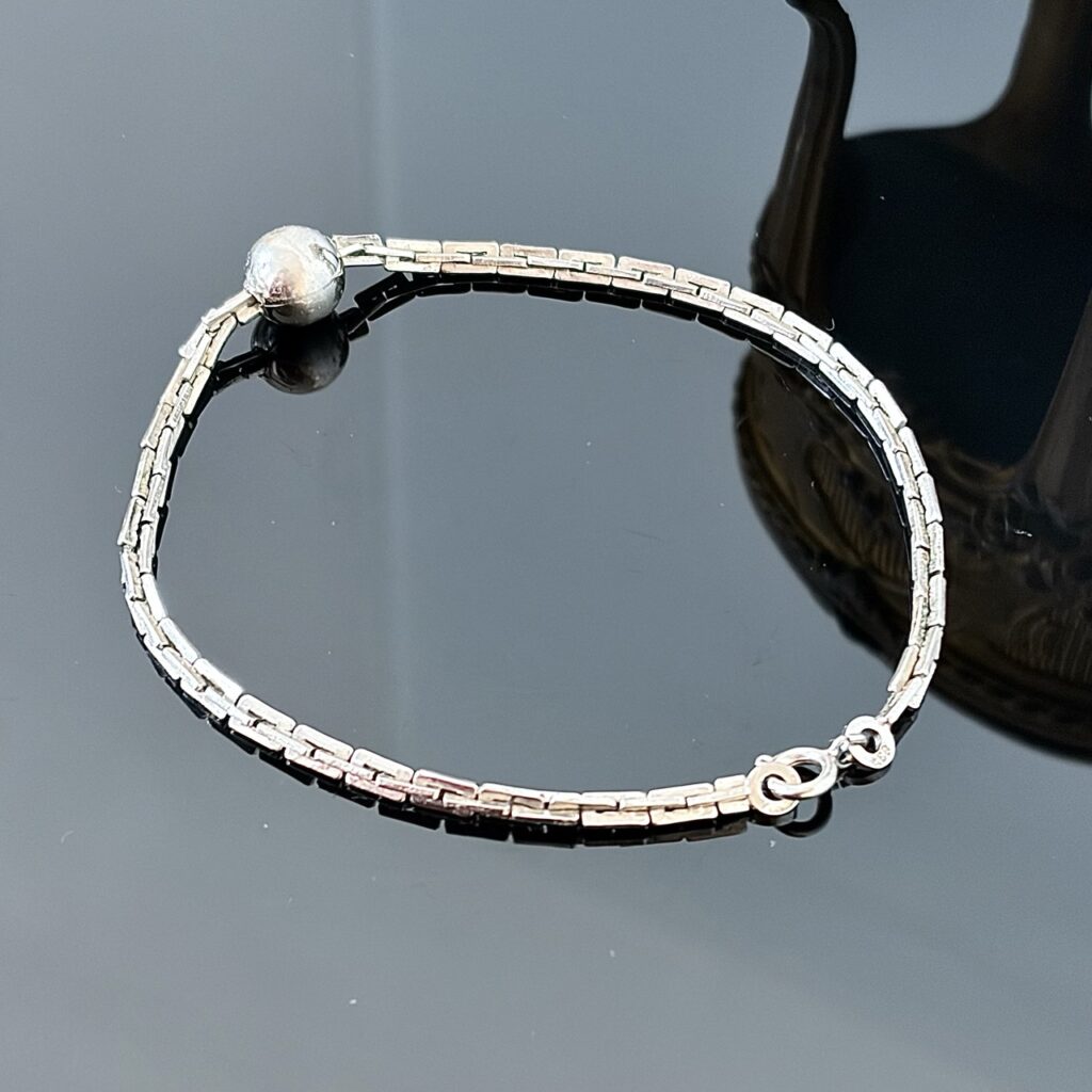 Srebrna bransoletka – geometryczny splot