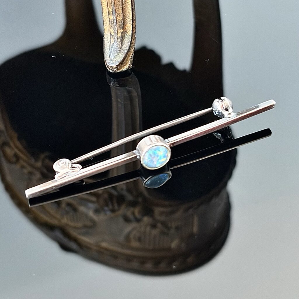 Srebrna broszka z Opalem