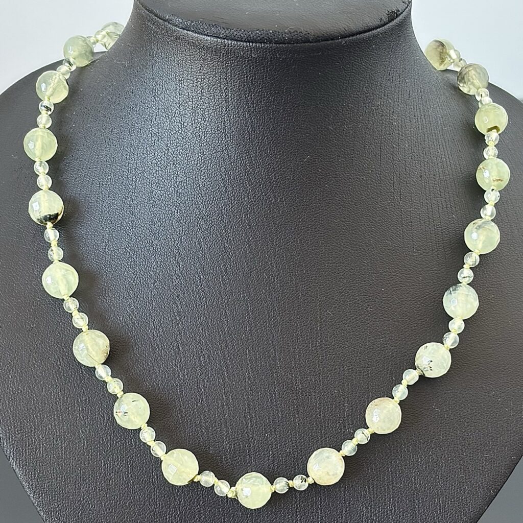 Naszyjnik z prehnitu