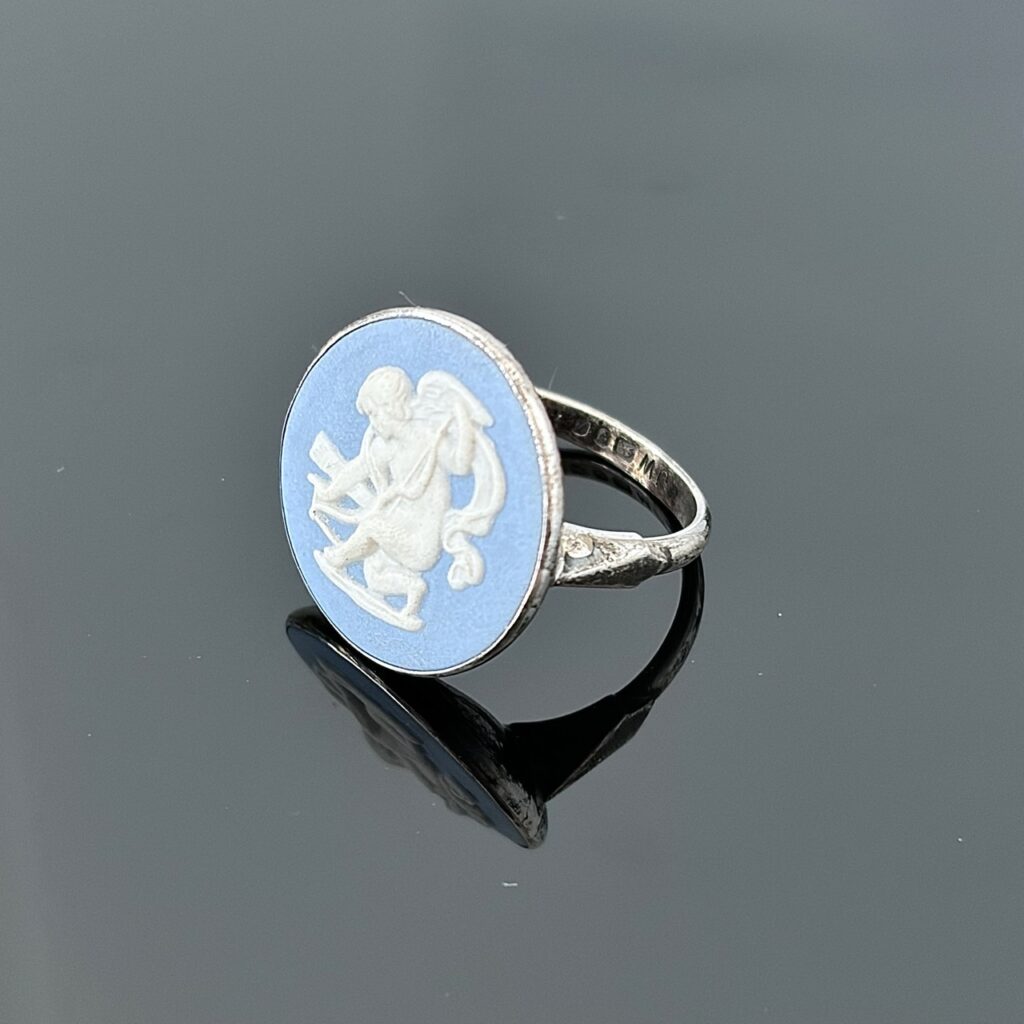 Srebrny pierścionek z kameą Wedgwood
