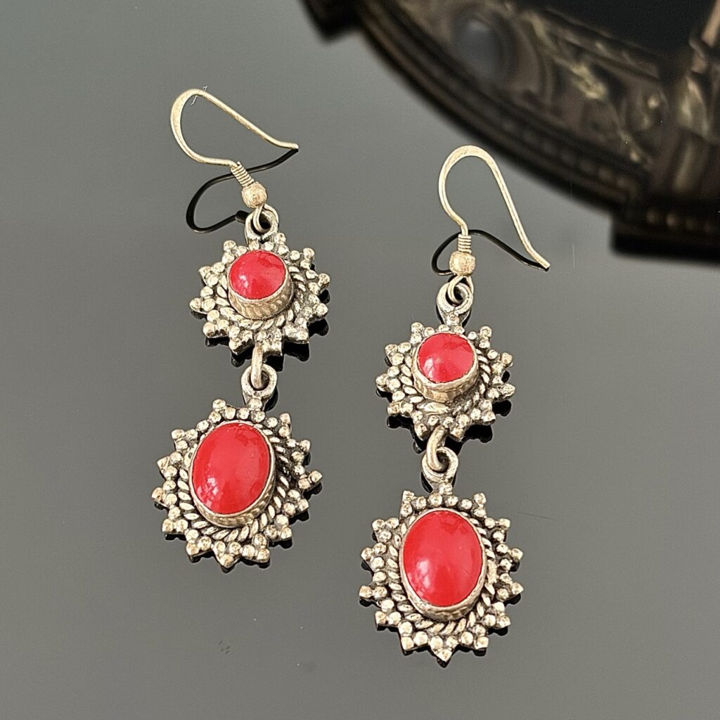 Srebrne kolczyki wiszące z naturalnym Koralem