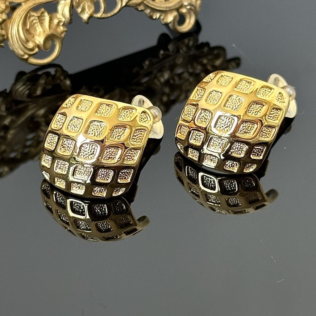 Pozłacane kolczyki clip-on „Golden Grid” – geometryczny design vintage
