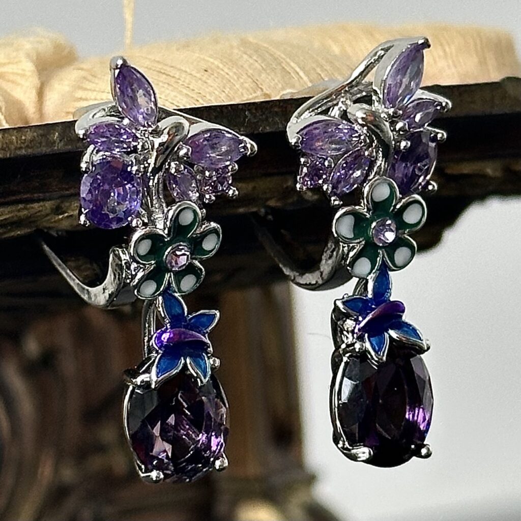 „Wiosenna Fantazja” – kolczyki z ametystowymi kamieniami i emaliowanymi kwiatami
